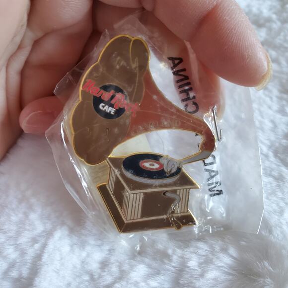 Hard Rock Cafe Pins NWT Set of 3 - Picture 4 of 5